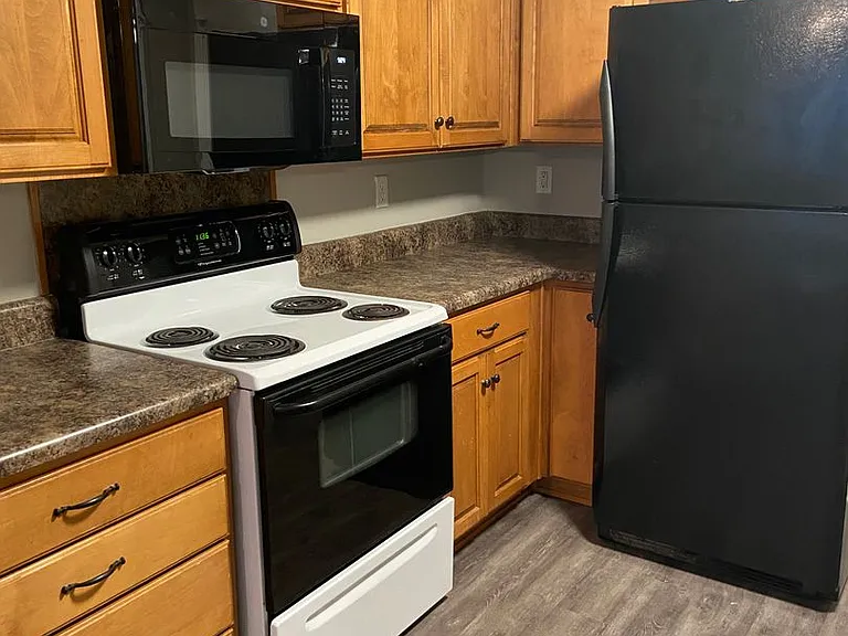 221 Hanover Ct — Photo 10