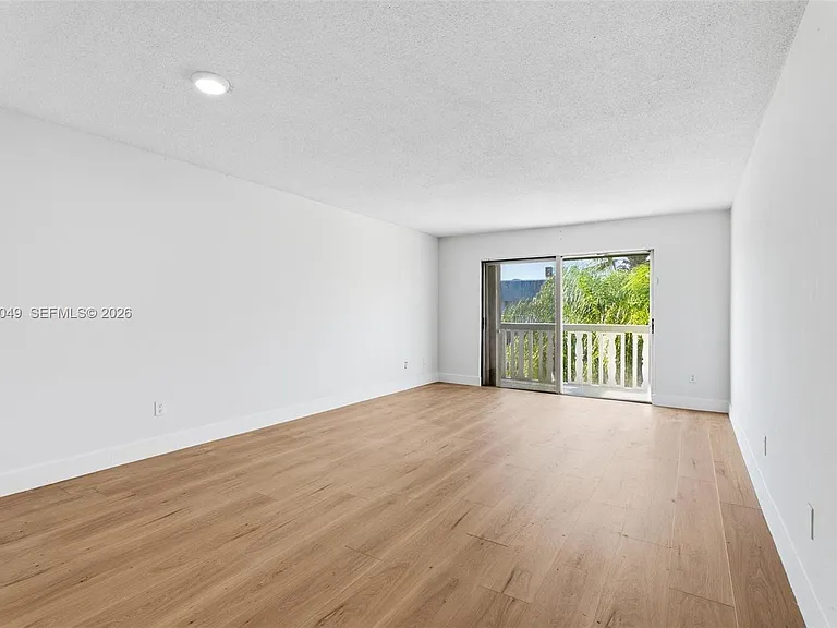 15205 NE 6th Ave #D305 — Photo 1