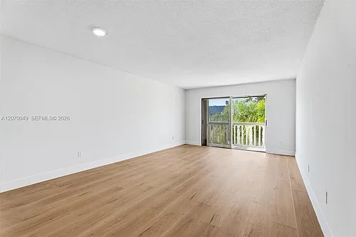 15205 NE 6th Ave Photo 1