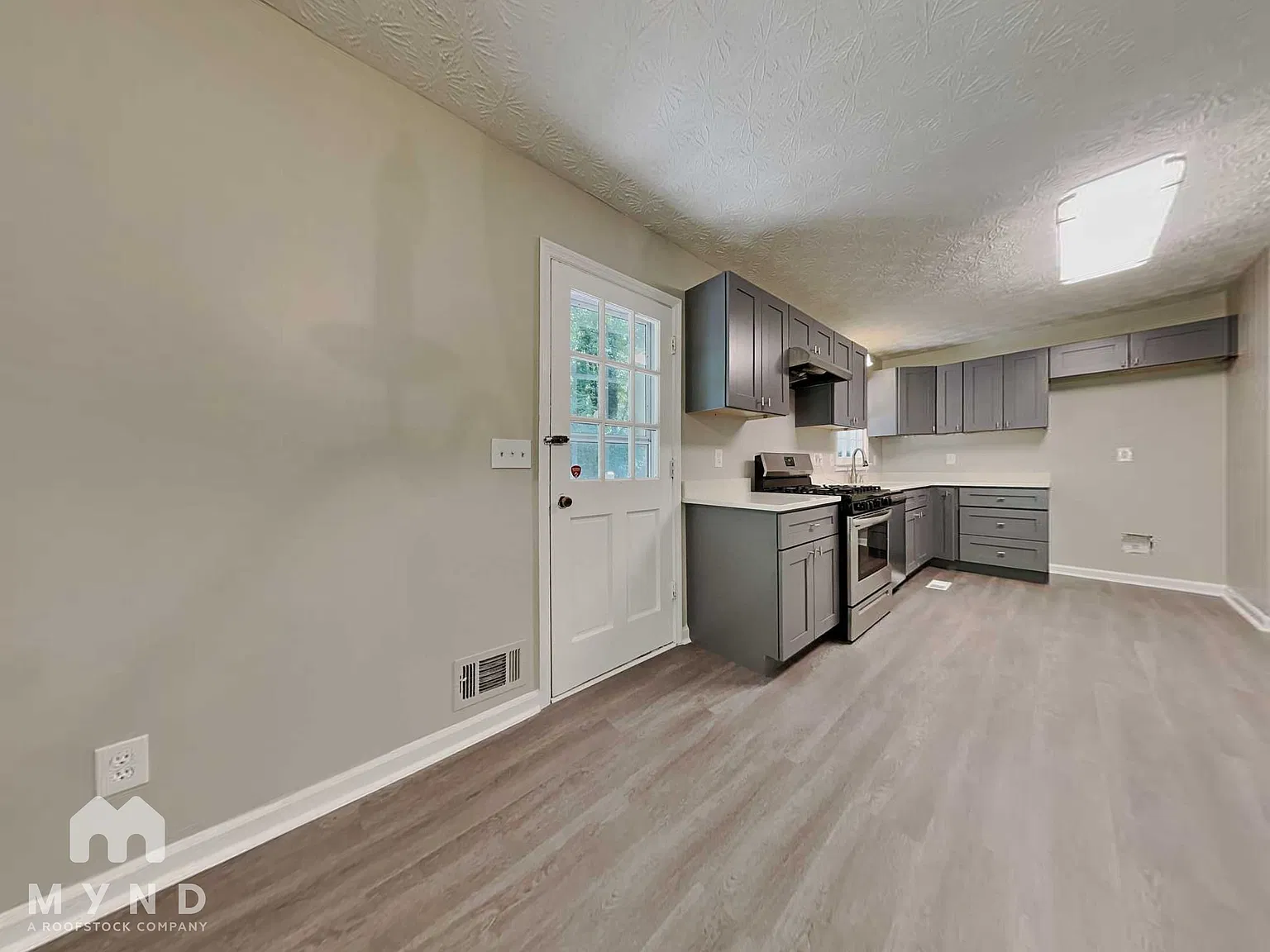 3 bed, 3.0 bath, 1248 sqft, $2,195 — Photo 4