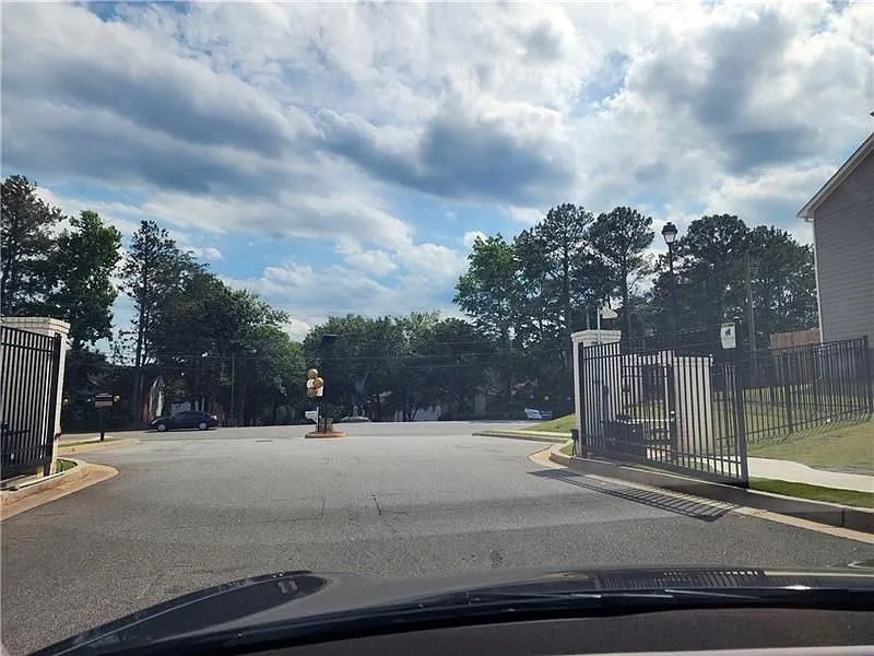 3 bed, 3.0 bath, 2357 sqft, $2,700 — Photo 2