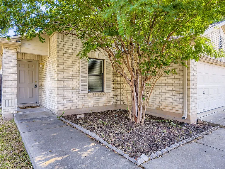101 Bandara Woods Blvd — Photo 2