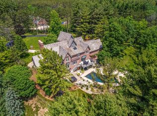 N69W29753 Ridgeview Ct, Hartland, WI 53029