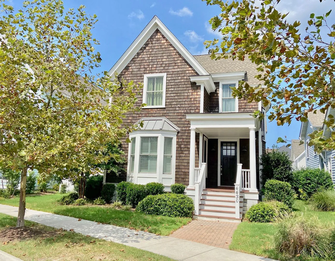 Gorgeous 4BD/3.5BA Coastal Cottage in East Beach- Full Guest House above Garage/ Blocks to the Be... — Photo 1