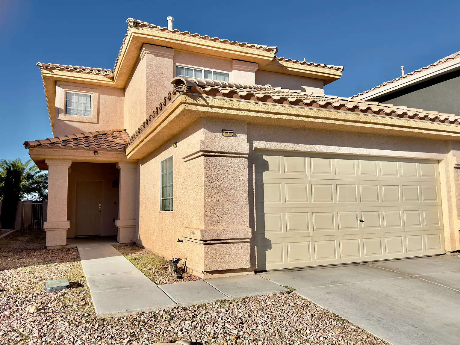 4 bed, 2374 sqft, $2,490 — Photo 2