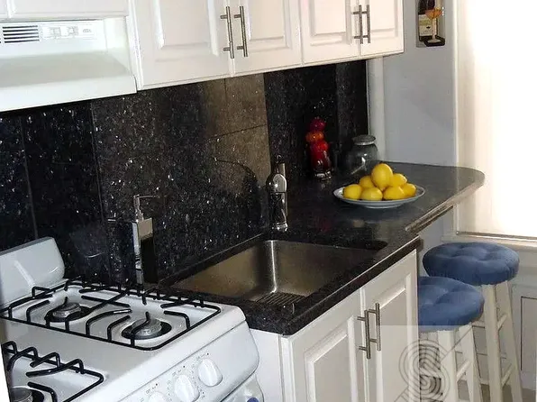 321 East 54th Street image 4 of 5