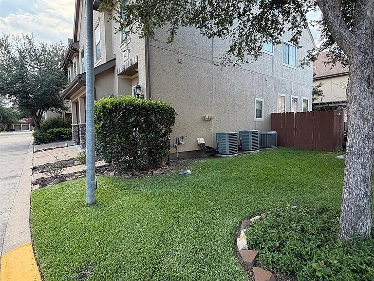 11602 Royal Oaks Xing — Photo 3