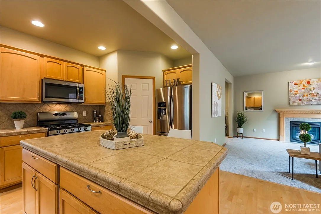 4 bed, 3.5 bath, 2870 sqft, $4,300 — Photo 2