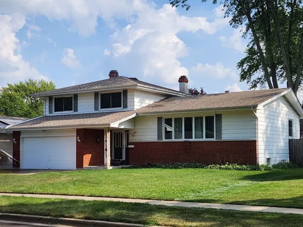 1955 Country Knoll Ln, Elgin, IL 60123