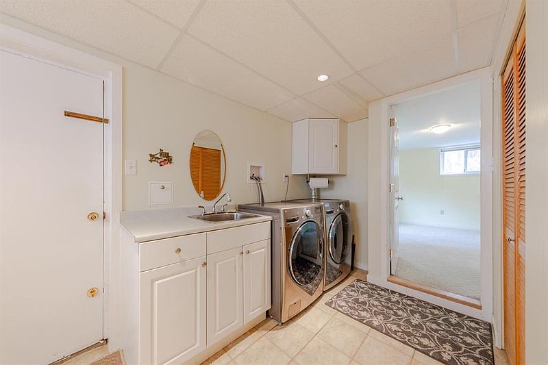 Vancouver House for rent - 4 Bedrooms — photo 10