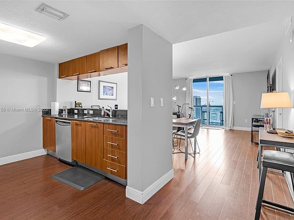 4th image of 1800 N Bayshore Dr APT 3406