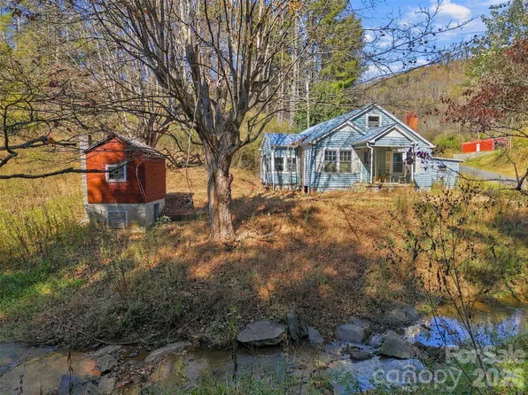 17 Hide Rd, Bakersville, NC 28705