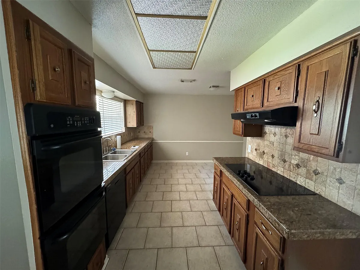 Building Photo - 15810 Hickory Knoll Dr