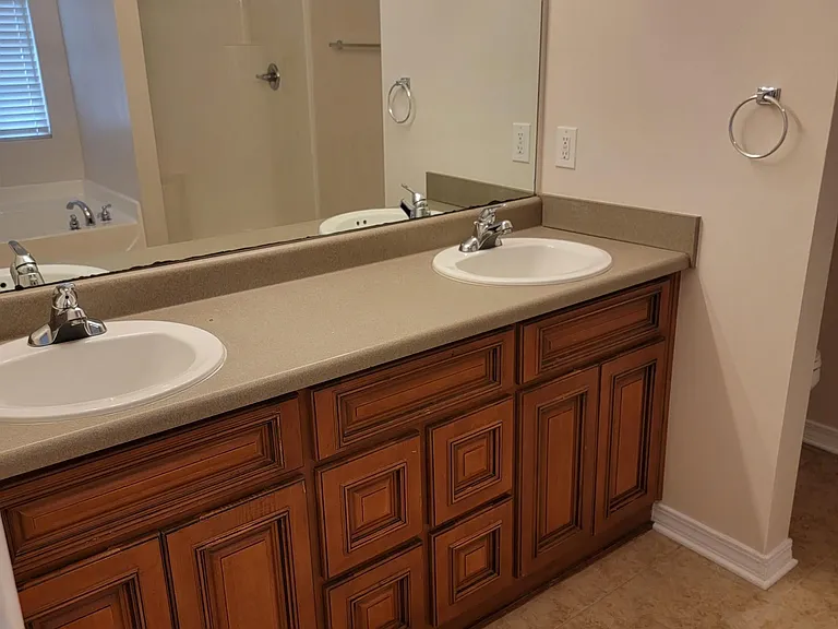 1701 Woodbridge Cir E — Photo 7