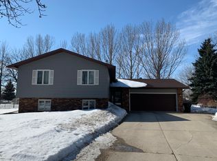 1614 Earl Cir, Grand Forks, ND 58201
