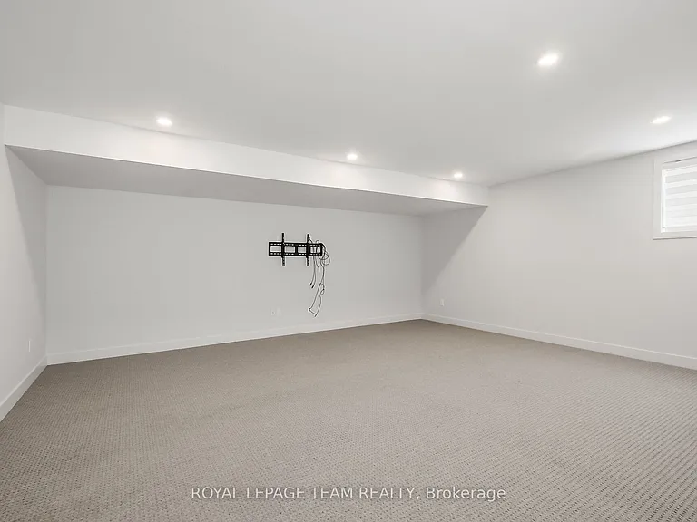 799 Cairn Cres — Photo 11