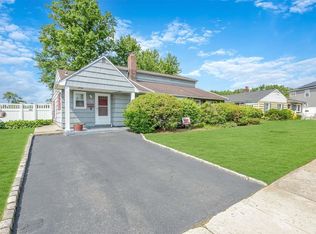 102 Syosset Cir, Syosset, NY 11791