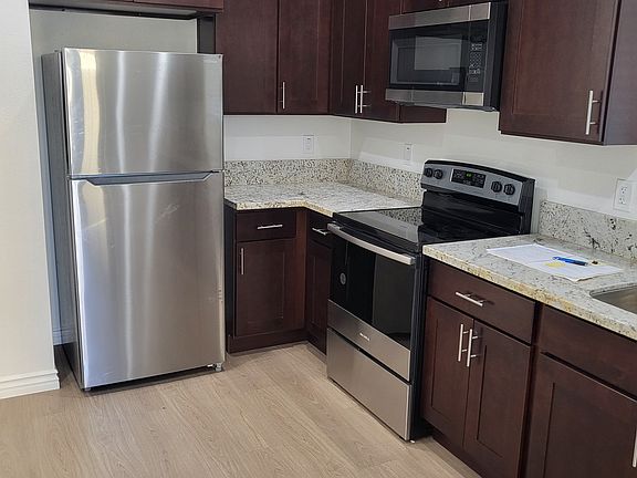 3rd image of 2906 S 1/2 Palm Grove Ave