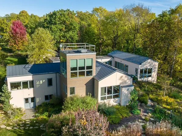 1418 S Rocky Hill Rd, Galena, IL 61036