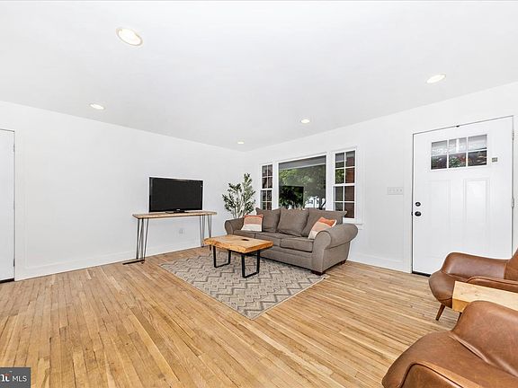 4th image of 28513 Woodview Dr