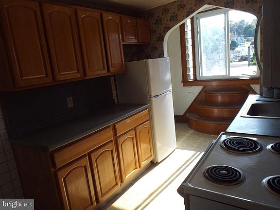 4th image of 449 Sunbury St