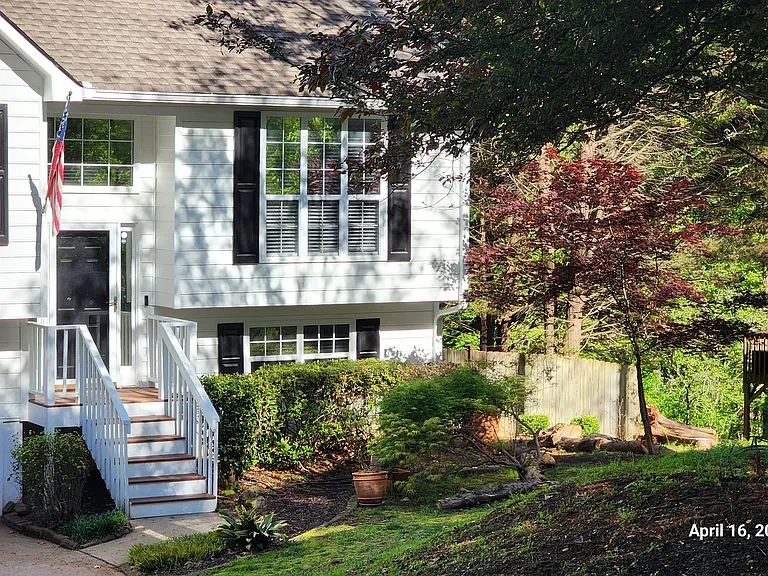 20 Miners Point SE — Photo 2