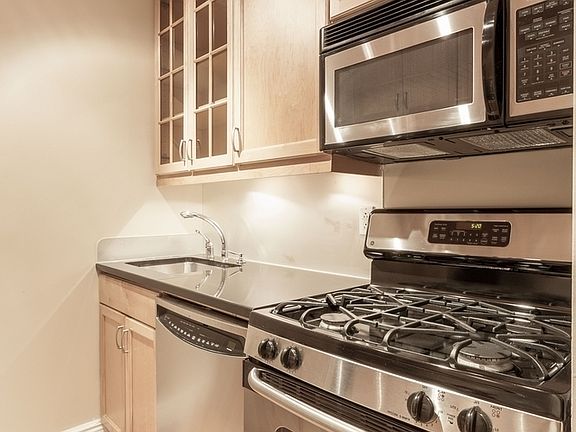 4th image of 30 W 63rd St APT 3W