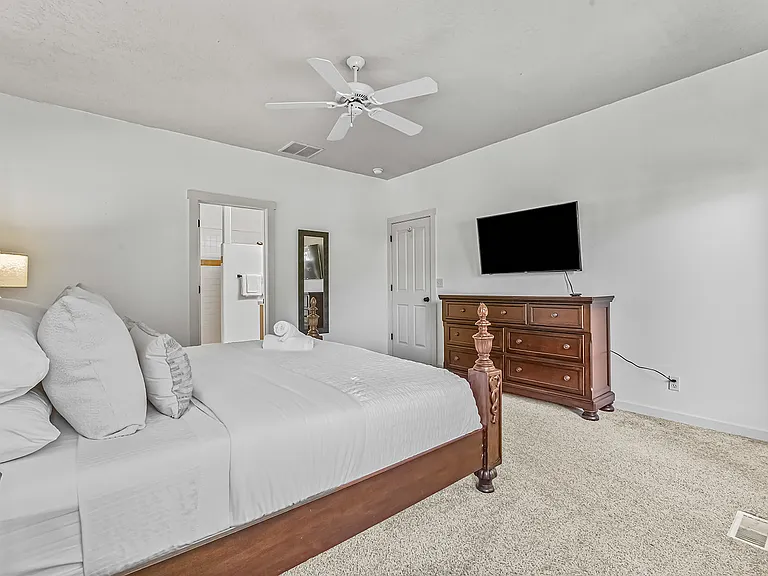 246 W Colchester Dr — Photo 34