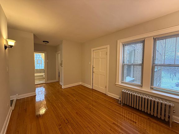 3rd image of 6647.5 N Greenview Ave Unit E2