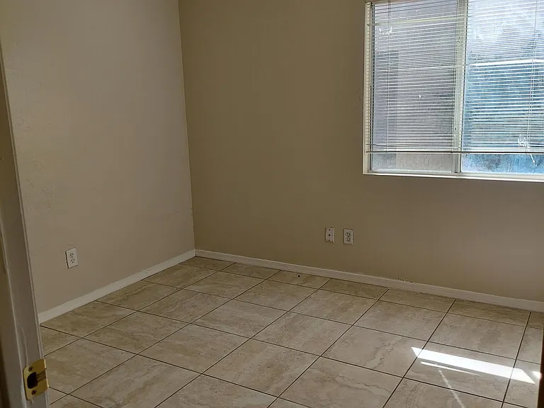 11922 N Olive St — Photo 8