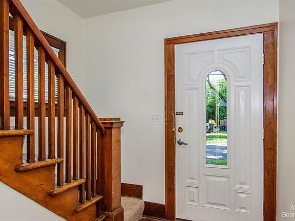 3rd image of 810 Dewey Ave