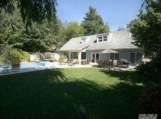 1552 Pebble Ln, Hewlett, NY 11557