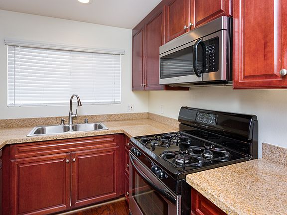 3rd image of 5500 Owensmouth Ave APT 303