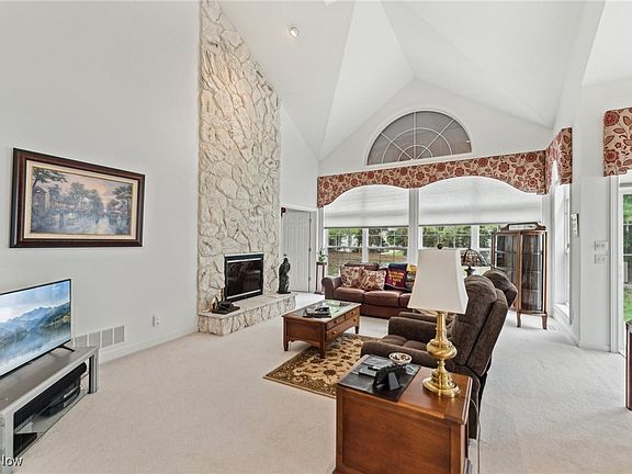 3rd image of 437 W Glengary Cir