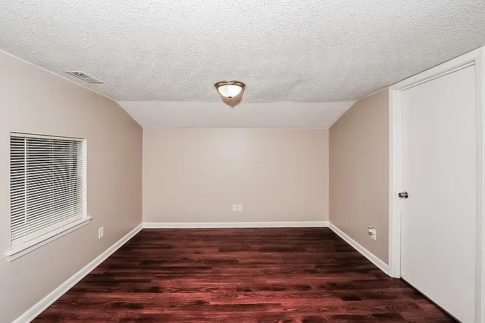 356 Lakeshore Cir — Photo 8