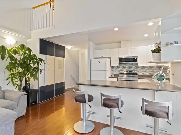 2849 Peatt Rd #211, Langford, BC V9B 3V5