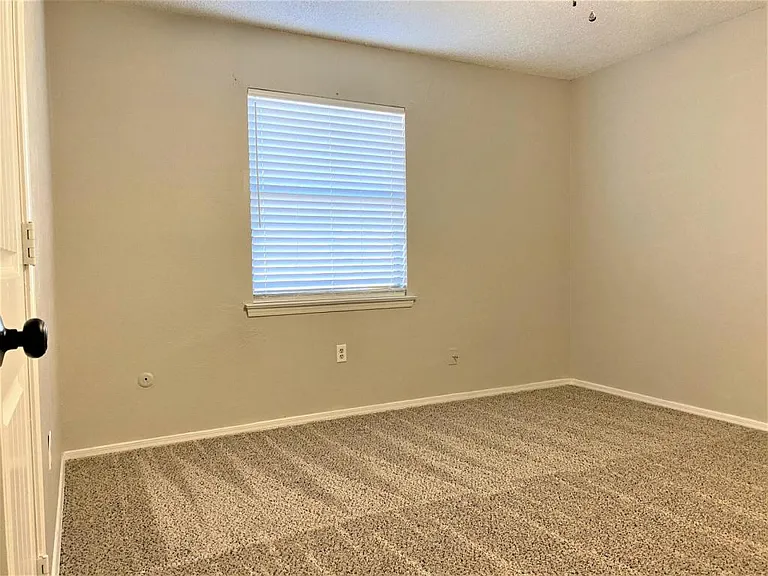 6059 Shadydale Ct — Photo 11