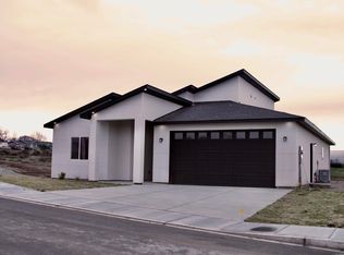 405 Hogan St, Sunnyside, WA 98944