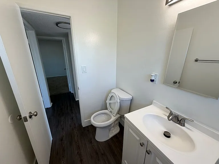 Spacious 1 Bedroom/1 Bathroom Apartment - $500 Off Move In + Reimbursed Application Fee — Photo 5