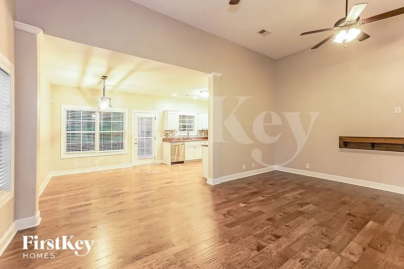 4 bed, 2.0 bath, 2308 sqft, $2,305 — Photo 3