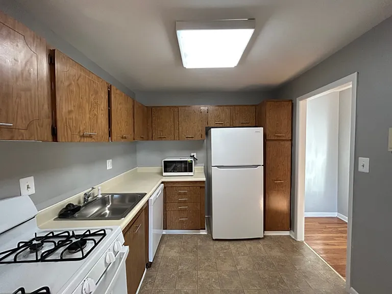 Hampshire House Apartments — Photo 4