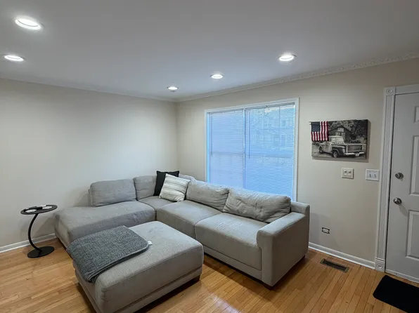 1442 Walnut Cir, Carol Stream, IL 60188