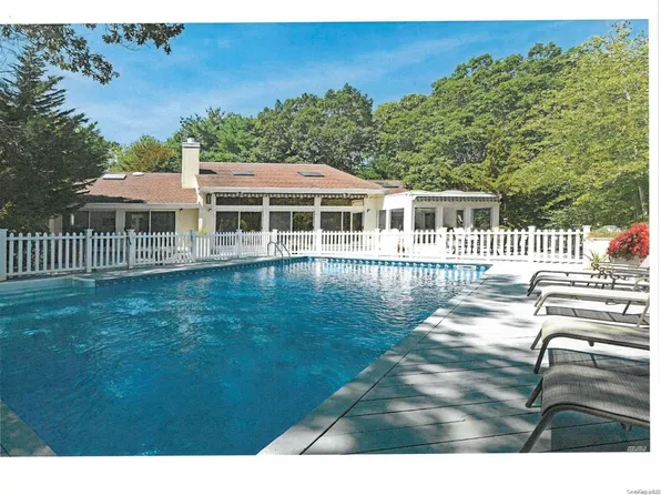 18 Midhampton Ave, Quogue, NY 11959