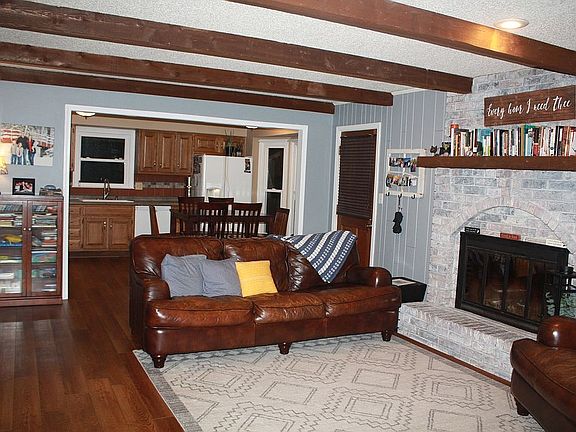 3rd image of 609 Woodcrest Dr