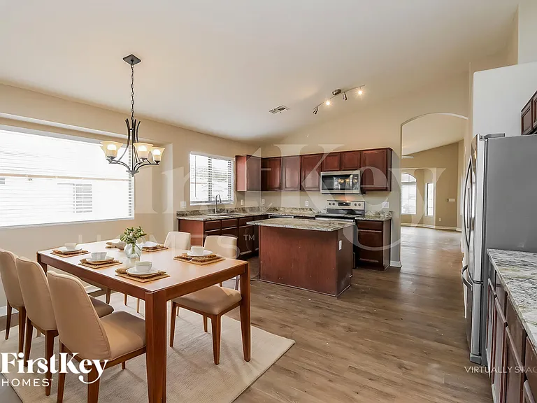 1610 E Desert Ln — Photo 6