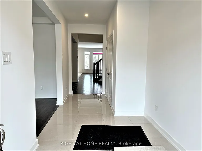 902 Duxbury Ln — Photo 3