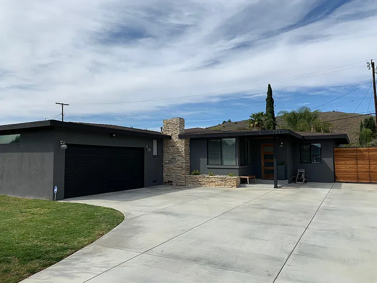 1721 Glenpark St — Photo 2