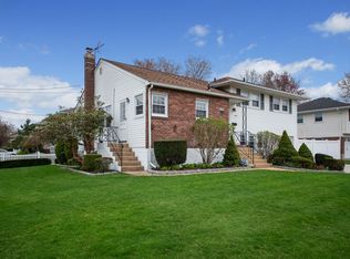 3201 Waterbury Dr, Wantagh, NY 11793