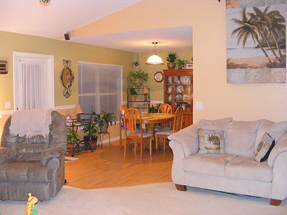 Dining Room / Wood laminate floor