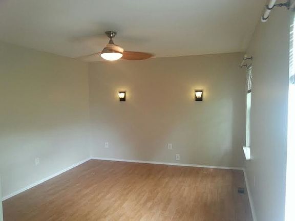3rd image of 392 Glastonbury Ln
